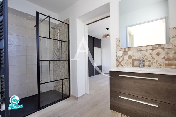 RARE AU COEUR DE PÉROLS -VILLA À TOIT PLAT RÉNOVÉE - 180 M2 ENVIRON - 4 CHAMBRES - ABRI DE JARDIN MAÇONNÉ - TERRAIN PISCINABLE DE 450 M2 ENVIRON.