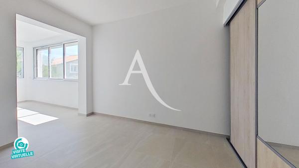 RARE AU COEUR DE PÉROLS -VILLA À TOIT PLAT RÉNOVÉE - 180 M2 ENVIRON - 4 CHAMBRES - ABRI DE JARDIN MAÇONNÉ - TERRAIN PISCINABLE DE 450 M2 ENVIRON.