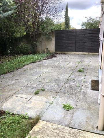 Je vous propose cette ravissante maison de construction récente située à Saint Pierre les Nemours. 

Avec ses 4 chambres, elle est parfaite pour accueillir une famille ou pour aménager un espace bureau à domicile.

L'entrée distribue un vaste séjour lumineux avec accès à la terrasse et au jardin. Une grande cuisine toute équipée. 
L'escalier à droite de l'entrée distribue au 1er étage 4 grandes chambres et une grande salle de bain . 
Toilettes à chaque étage.

Profitez de la quiétude de son jardin avec terrasse pour les moments de convivialité.
Cette maison est entretenue avec soin et est habitable de suite. 
Aucun travaux à prévoir

Les équipements de confort incluent la fibre optique et l'assainissement en tout a l'égout. Le système de chauffage individuel avec par radiateurs fonctionnant à l'électricité.

La maison dispose d'un garage et de 2 places de stationnement.

La gare ferroviaire de Nemours Saint Pierre est à moins de 10mn à pieds (Paris Gare de Lyon en 1h).