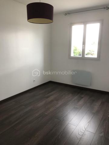 Je vous propose cette ravissante maison de construction récente située à Saint Pierre les Nemours. 

Avec ses 4 chambres, elle est parfaite pour accueillir une famille ou pour aménager un espace bureau à domicile.

L'entrée distribue un vaste séjour lumineux avec accès à la terrasse et au jardin. Une grande cuisine toute équipée. 
L'escalier à droite de l'entrée distribue au 1er étage 4 grandes chambres et une grande salle de bain . 
Toilettes à chaque étage.

Profitez de la quiétude de son jardin avec terrasse pour les moments de convivialité.
Cette maison est entretenue avec soin et est habitable de suite. 
Aucun travaux à prévoir

Les équipements de confort incluent la fibre optique et l'assainissement en tout a l'égout. Le système de chauffage individuel avec par radiateurs fonctionnant à l'électricité.

La maison dispose d'un garage et de 2 places de stationnement.

La gare ferroviaire de Nemours Saint Pierre est à moins de 10mn à pieds (Paris Gare de Lyon en 1h).