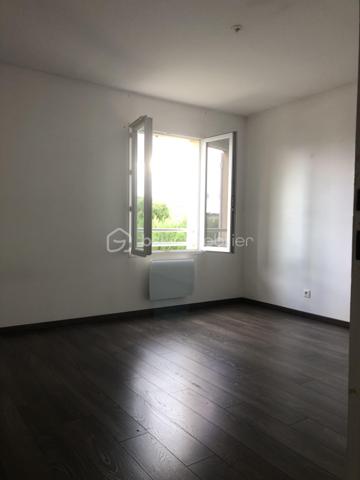 Je vous propose cette ravissante maison de construction récente située à Saint Pierre les Nemours. 

Avec ses 4 chambres, elle est parfaite pour accueillir une famille ou pour aménager un espace bureau à domicile.

L'entrée distribue un vaste séjour lumineux avec accès à la terrasse et au jardin. Une grande cuisine toute équipée. 
L'escalier à droite de l'entrée distribue au 1er étage 4 grandes chambres et une grande salle de bain . 
Toilettes à chaque étage.

Profitez de la quiétude de son jardin avec terrasse pour les moments de convivialité.
Cette maison est entretenue avec soin et est habitable de suite. 
Aucun travaux à prévoir

Les équipements de confort incluent la fibre optique et l'assainissement en tout a l'égout. Le système de chauffage individuel avec par radiateurs fonctionnant à l'électricité.

La maison dispose d'un garage et de 2 places de stationnement.

La gare ferroviaire de Nemours Saint Pierre est à moins de 10mn à pieds (Paris Gare de Lyon en 1h).