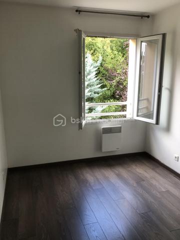 Je vous propose cette ravissante maison de construction récente située à Saint Pierre les Nemours. 

Avec ses 4 chambres, elle est parfaite pour accueillir une famille ou pour aménager un espace bureau à domicile.

L'entrée distribue un vaste séjour lumineux avec accès à la terrasse et au jardin. Une grande cuisine toute équipée. 
L'escalier à droite de l'entrée distribue au 1er étage 4 grandes chambres et une grande salle de bain . 
Toilettes à chaque étage.

Profitez de la quiétude de son jardin avec terrasse pour les moments de convivialité.
Cette maison est entretenue avec soin et est habitable de suite. 
Aucun travaux à prévoir

Les équipements de confort incluent la fibre optique et l'assainissement en tout a l'égout. Le système de chauffage individuel avec par radiateurs fonctionnant à l'électricité.

La maison dispose d'un garage et de 2 places de stationnement.

La gare ferroviaire de Nemours Saint Pierre est à moins de 10mn à pieds (Paris Gare de Lyon en 1h).