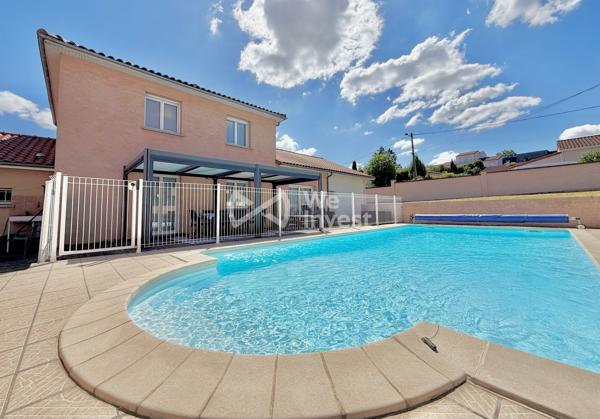 Villa de type 6 de 123 m2 habitables, 4 chambres, bureau, deux garages, auvent, piscine et jardin.