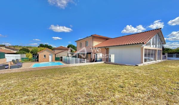 Villa de type 6 de 123 m2 habitables, 4 chambres, bureau, deux garages, auvent, piscine et jardin.