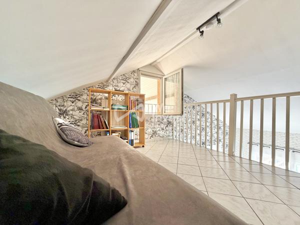 Villa de type 6 de 123 m2 habitables, 4 chambres, bureau, deux garages, auvent, piscine et jardin.