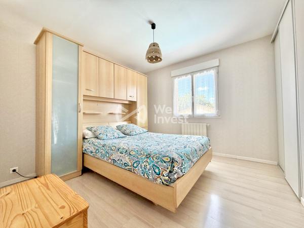 Villa de type 6 de 123 m2 habitables, 4 chambres, bureau, deux garages, auvent, piscine et jardin.