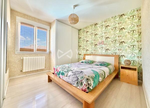 Villa de type 6 de 123 m2 habitables, 4 chambres, bureau, deux garages, auvent, piscine et jardin.