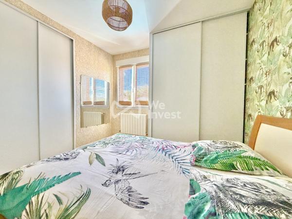 Villa de type 6 de 123 m2 habitables, 4 chambres, bureau, deux garages, auvent, piscine et jardin.