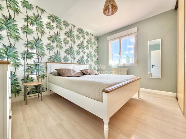 Villa de type 6 de 123 m2 habitables, 4 chambres, bureau, deux garages, auvent, piscine et jardin.