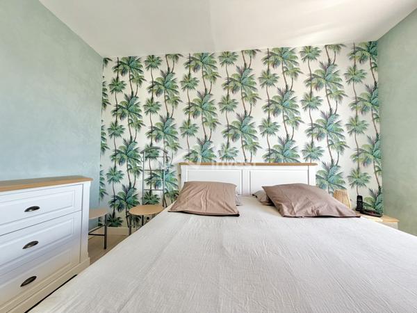 Villa de type 6 de 123 m2 habitables, 4 chambres, bureau, deux garages, auvent, piscine et jardin.