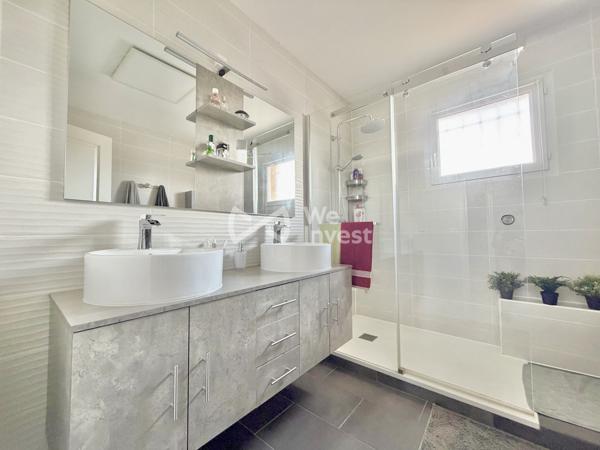 Villa de type 6 de 123 m2 habitables, 4 chambres, bureau, deux garages, auvent, piscine et jardin.
