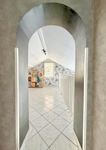 Villa de type 6 de 123 m2 habitables, 4 chambres, bureau, deux garages, auvent, piscine et jardin.