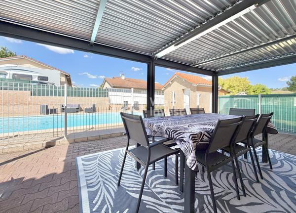 Villa de type 6 de 123 m2 habitables, 4 chambres, bureau, deux garages, auvent, piscine et jardin.
