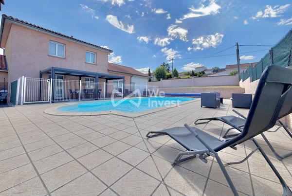Villa de type 6 de 123 m2 habitables, 4 chambres, bureau, deux garages, auvent, piscine et jardin.