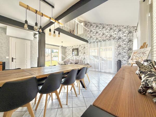 Villa de type 6 de 123 m2 habitables, 4 chambres, bureau, deux garages, auvent, piscine et jardin.