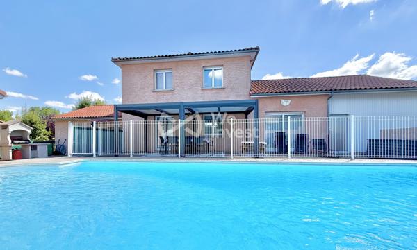 Villa de type 6 de 123 m2 habitables, 4 chambres, bureau, deux garages, auvent, piscine et jardin.