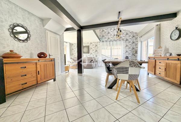 Villa de type 6 de 123 m2 habitables, 4 chambres, bureau, deux garages, auvent, piscine et jardin.