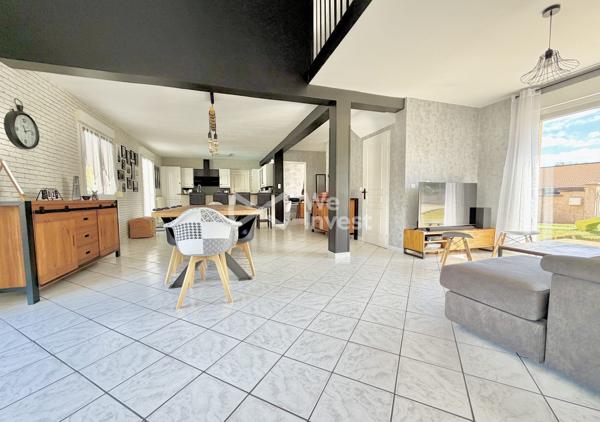Villa de type 6 de 123 m2 habitables, 4 chambres, bureau, deux garages, auvent, piscine et jardin.