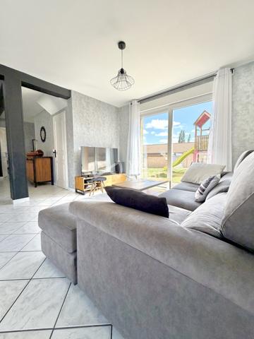 Villa de type 6 de 123 m2 habitables, 4 chambres, bureau, deux garages, auvent, piscine et jardin.