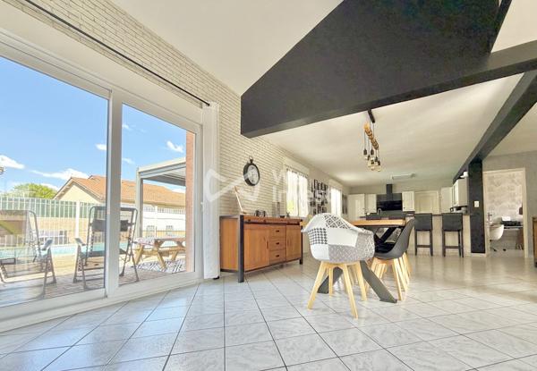 Villa de type 6 de 123 m2 habitables, 4 chambres, bureau, deux garages, auvent, piscine et jardin.