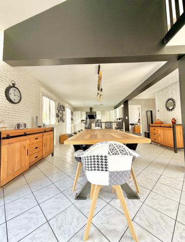 Villa de type 6 de 123 m2 habitables, 4 chambres, bureau, deux garages, auvent, piscine et jardin.