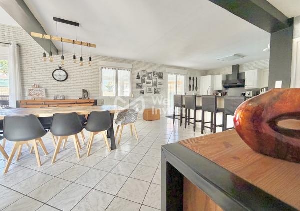 Villa de type 6 de 123 m2 habitables, 4 chambres, bureau, deux garages, auvent, piscine et jardin.