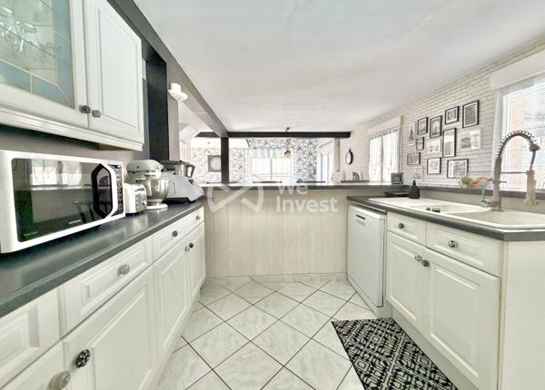 Villa de type 6 de 123 m2 habitables, 4 chambres, bureau, deux garages, auvent, piscine et jardin.
