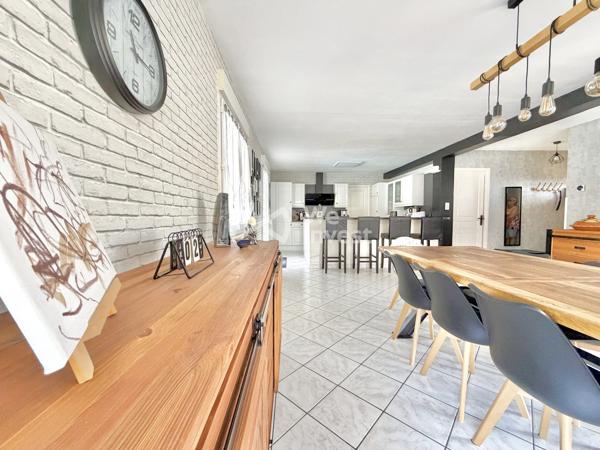 Villa de type 6 de 123 m2 habitables, 4 chambres, bureau, deux garages, auvent, piscine et jardin.