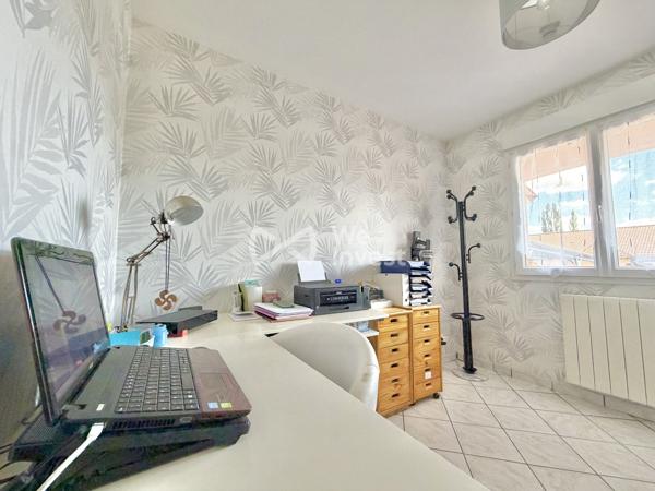 Villa de type 6 de 123 m2 habitables, 4 chambres, bureau, deux garages, auvent, piscine et jardin.