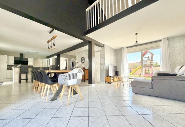 Villa de type 6 de 123 m2 habitables, 4 chambres, bureau, deux garages, auvent, piscine et jardin.