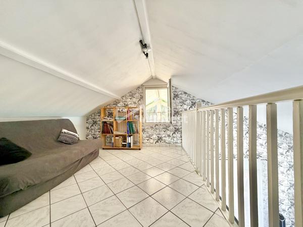 Villa de type 6 de 123 m2 habitables, 4 chambres, bureau, deux garages, auvent, piscine et jardin.
