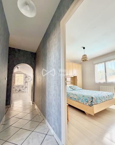 Villa de type 6 de 123 m2 habitables, 4 chambres, bureau, deux garages, auvent, piscine et jardin.