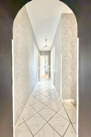 Villa de type 6 de 123 m2 habitables, 4 chambres, bureau, deux garages, auvent, piscine et jardin.
