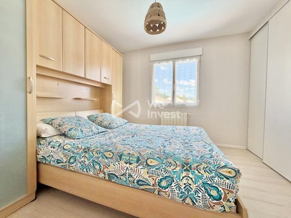 Villa de type 6 de 123 m2 habitables, 4 chambres, bureau, deux garages, auvent, piscine et jardin.