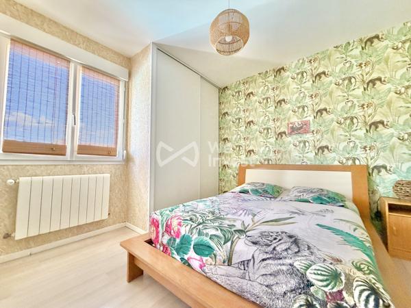 Villa de type 6 de 123 m2 habitables, 4 chambres, bureau, deux garages, auvent, piscine et jardin.