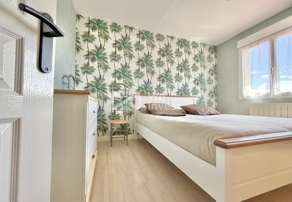 Villa de type 6 de 123 m2 habitables, 4 chambres, bureau, deux garages, auvent, piscine et jardin.