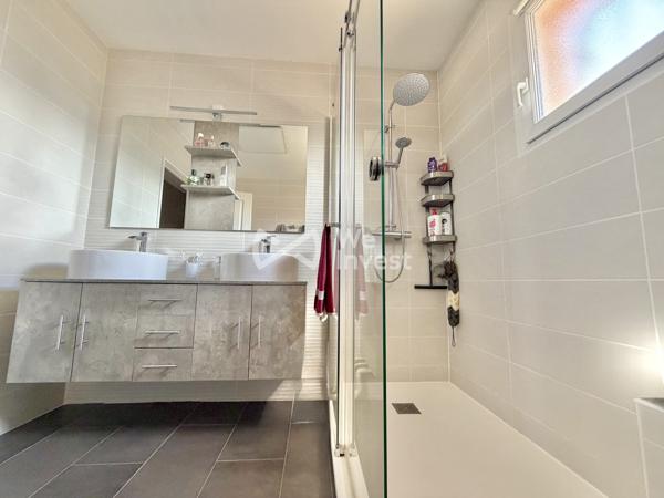 Villa de type 6 de 123 m2 habitables, 4 chambres, bureau, deux garages, auvent, piscine et jardin.