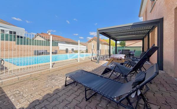 Villa de type 6 de 123 m2 habitables, 4 chambres, bureau, deux garages, auvent, piscine et jardin.