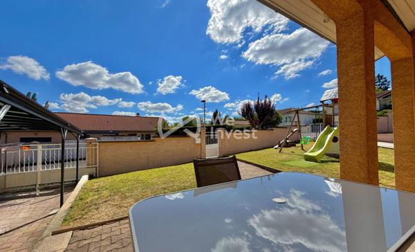 Villa de type 6 de 123 m2 habitables, 4 chambres, bureau, deux garages, auvent, piscine et jardin.