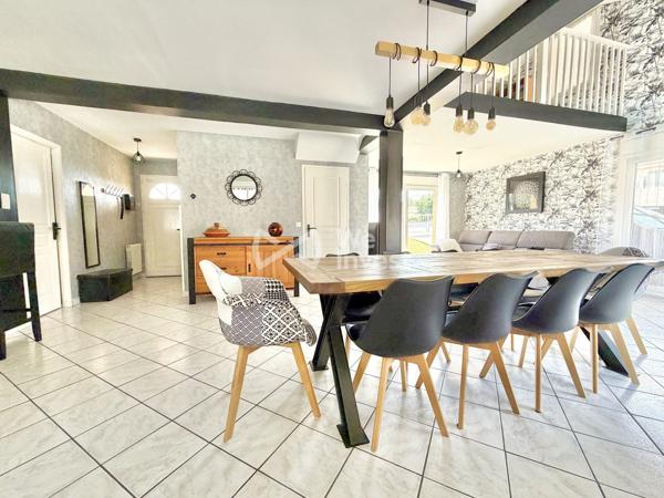 Villa de type 6 de 123 m2 habitables, 4 chambres, bureau, deux garages, auvent, piscine et jardin.