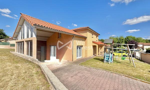 Villa de type 6 de 123 m2 habitables, 4 chambres, bureau, deux garages, auvent, piscine et jardin.