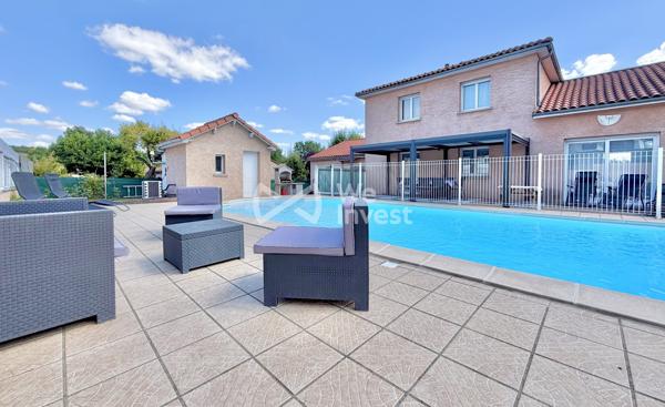 Villa de type 6 de 123 m2 habitables, 4 chambres, bureau, deux garages, auvent, piscine et jardin.