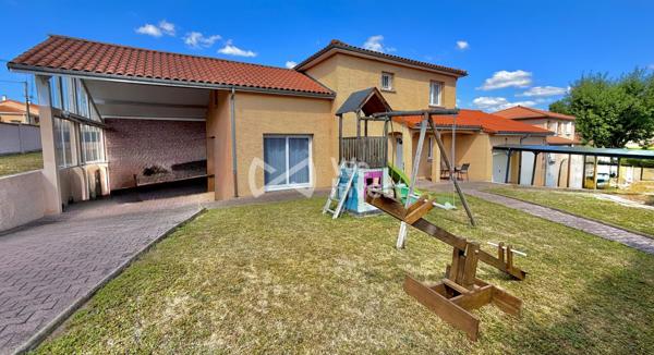 Villa de type 6 de 123 m2 habitables, 4 chambres, bureau, deux garages, auvent, piscine et jardin.