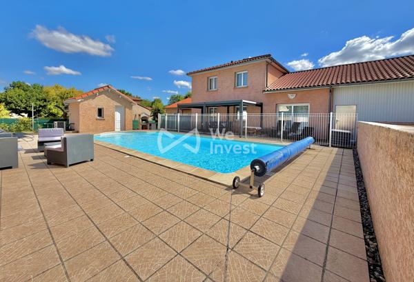 Villa de type 6 de 123 m2 habitables, 4 chambres, bureau, deux garages, auvent, piscine et jardin.