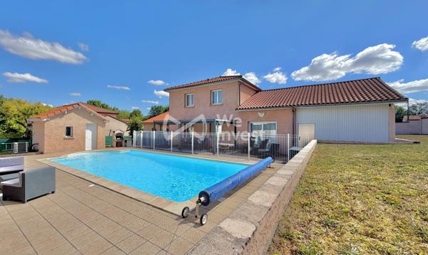 Villa de type 6 de 123 m2 habitables, 4 chambres, bureau, deux garages, auvent, piscine et jardin.