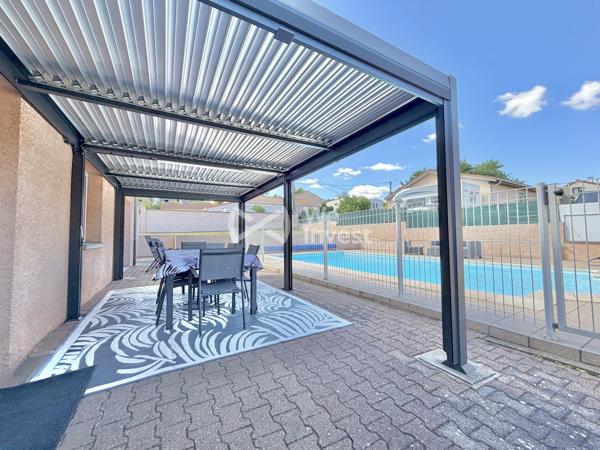 Villa de type 6 de 123 m2 habitables, 4 chambres, bureau, deux garages, auvent, piscine et jardin.
