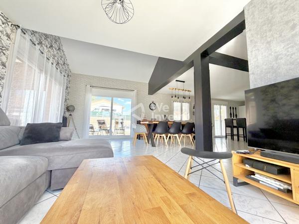 Villa de type 6 de 123 m2 habitables, 4 chambres, bureau, deux garages, auvent, piscine et jardin.