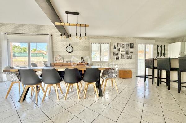 Villa de type 6 de 123 m2 habitables, 4 chambres, bureau, deux garages, auvent, piscine et jardin.