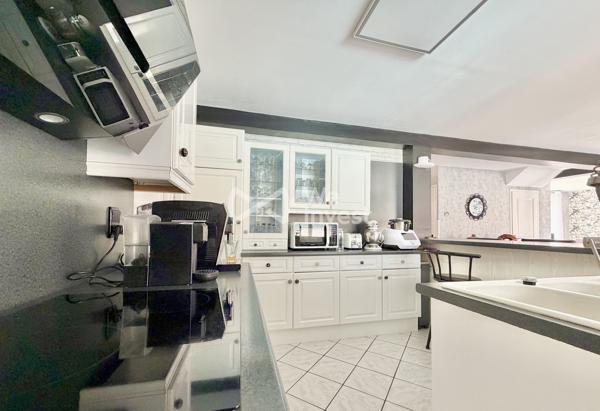 Villa de type 6 de 123 m2 habitables, 4 chambres, bureau, deux garages, auvent, piscine et jardin.