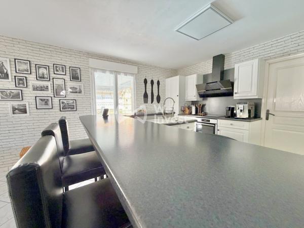 Villa de type 6 de 123 m2 habitables, 4 chambres, bureau, deux garages, auvent, piscine et jardin.